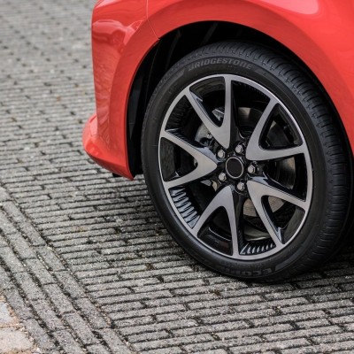 Αυτόματο υβριδικό πόλης, χωρίς τέλη, που καίει σαν... scooter– Ποιο είναι;