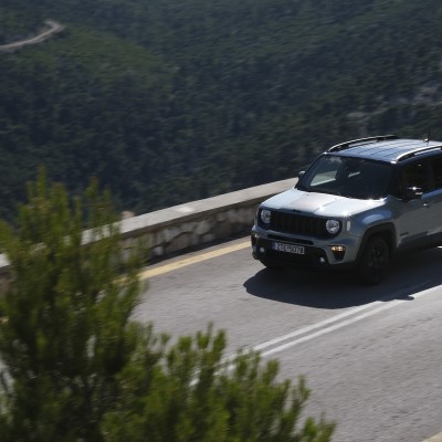 Jeep Renegade e-Hybrid: Σε τι υπερτερεί έναντι των ήπιων υβριδικών 48V;