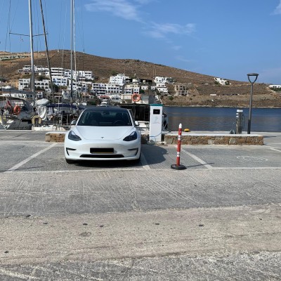 Διακοπές με ηλεκτρικό αυτοκίνητο σε νησί - Πού θα φορτίσεις μόλις φτάσεις στο λιμάνι;