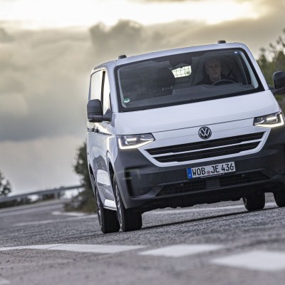Οδηγούμε στο Λαύριο το νέο Volkswagen Transporter - Οι τιμές στην Ελλάδα
