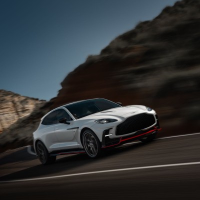 To ισχυρότερο θερμικό SUV ανήκει στην Aston Martin - Ξεπέρασε Lamborghini και Ferrari