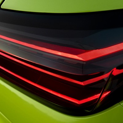 Το αυτόματο υβριδικό στιλάτο Peugeot που έχει τα πάντα σε τιμή 21.500 ευρώ - Και δεν πληρώνει τέλη κυκλοφορίας!