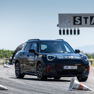 Οδηγούμε στην πίστα των Μεγάρων όλα τα MINI John Cooper Works