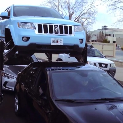Το Jeep που περνάει την κίνηση από... πάνω – Κυριολεκτικά