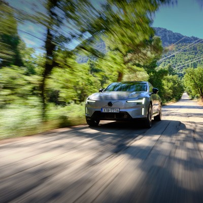Δοκιμή Volvo ES90 Twin Motor Performance: Αυτό δεν είναι το Volvo που περίμενες