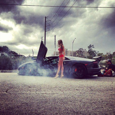 Όταν η Candice συνάντησε την …Aventador