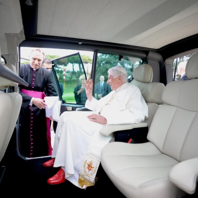 Ο Πάπας μπαίνει στην πρίζα (Video)