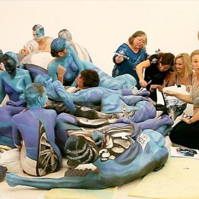 Video: Ζωγραφισμένα κορμιά για καμπάνια τροχαίων