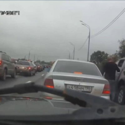 Video: Τσαμπουκάς σε λάθος αυτοκίνητο