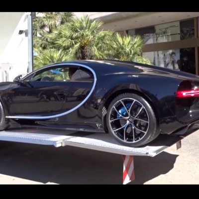«Ξεφορτώνοντας» τη νέα Bugatti Chiron (video)