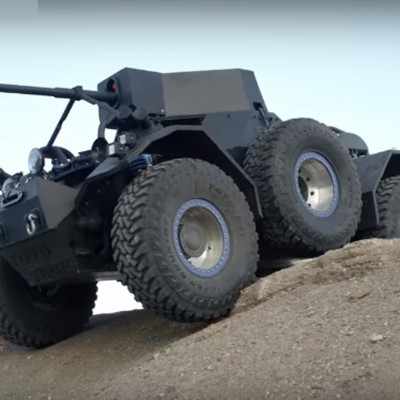 Οδηγώντας ένα… πολεμικό όχημα (video)