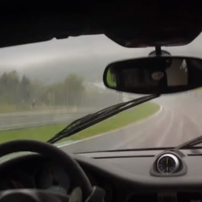 Παραλίγο να «κλαίει» την Porsche του! (video)