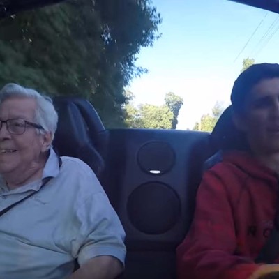 88χρονος παππούς μέσα σε Dodge Viper (video)