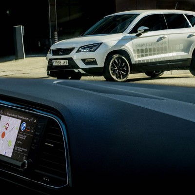 Το νέο SEAT Ateca βρίσκει ελεύθερη θέση στάθμευσης