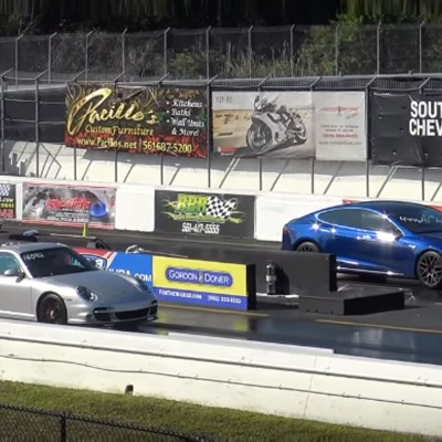 Μία Porsche… τα βάζει με το «ρεύμα» (video)