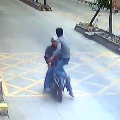 Καρατέκα σταματάει κλέφτη που τρέχει με scooter (vid)