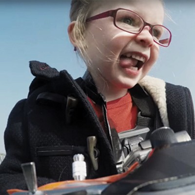 Ένα 4χρονο «οδηγεί» 18 τόνων φορτηγό (video)