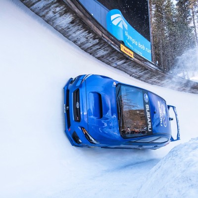 Ένα Subaru WRX STi με το πλάι… στην κυριολεξία (video)