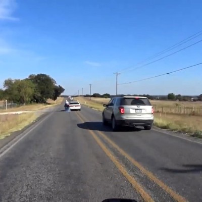 Οδηγός αυτοκινήτου χτυπάει μοτοσικλετιστή… επίτηδες (vid)