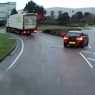 «Έκοψε» τη πλατεία για να περάσει μπροστά (video)