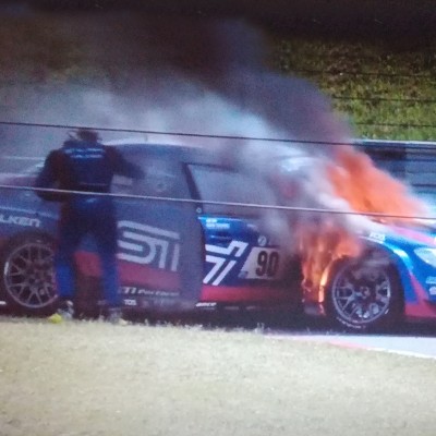 Βγήκε τελευταία στιγμή από το φλεγόμενο Subaru! (vid)