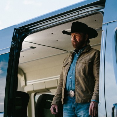 Ο Chuck Norris οδηγεί επαγγελματικά Fiat