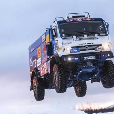 Ένα φορτηγό που έβγαλε «φτερά» (video)