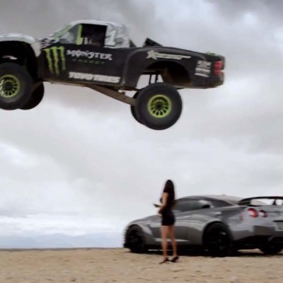 Trophy Truck σε ακροβατικά πάνω από Nissan GT-R!