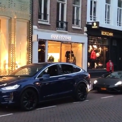 Tesla κλέβει την παράσταση από Lamborghini (video)
