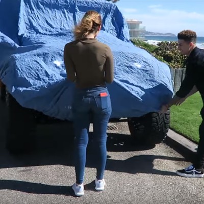 3 τύποι που έκαναν δώρο ένα αυτοκίνητο στις γυναίκες τους (video)