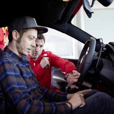 O Valentino Rossi στο τιμόνι της νέας Ferrari (vid)