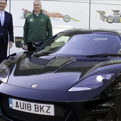 Ο γιος του «κ.Lotus» παραλαμβάνει τη νέα Evora GT410 Sport