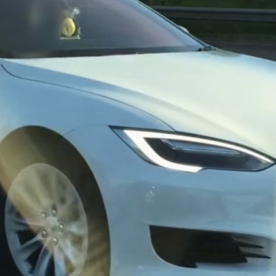 «Οδηγούσε» από τη θέση του… συνοδηγού (video)