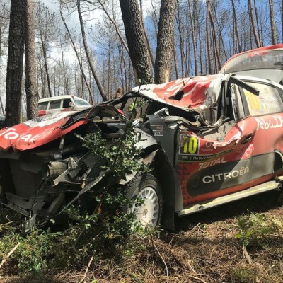 Και όμως βγήκαν σώοι από το αυτοκίνητο! (vid)