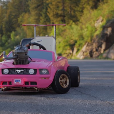 Το παιδικό αυτοκινητάκι με μοτέρ… μηχανής (video)