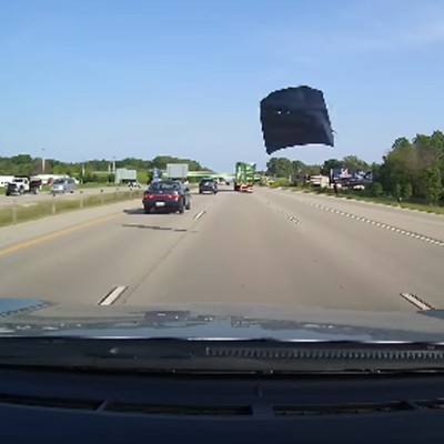 Ένα «ιπτάμενο» καπό στην εθνική οδό (video)