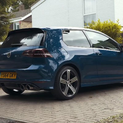 75χρονος διπλασίασε τους ίππους στο Golf R του (video)