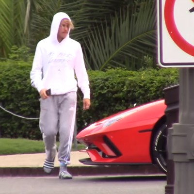 O Justin Bieber παραλαμβάνει το νέο του αυτοκίνητο (video)