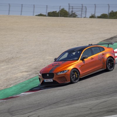 Το πιο γρήγορο sedan στη Laguna Seca είναι μία Jaguar (vid)