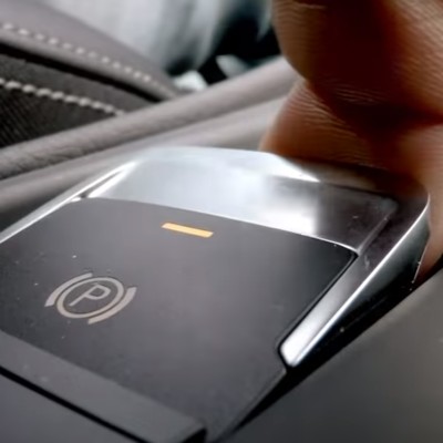 Τι συμβαίνει όταν τραβήξεις το ηλ. χειρόφρενο στα 193 km/h; (vid)