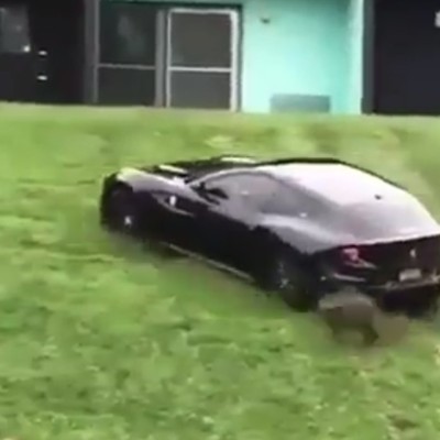 Πώς να χαμογελάσεις μέσα σε μια Ferrari; (video)