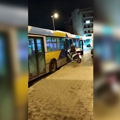 Μπήκε σε λεωφορείο του ΟΑΣΑ με... μηχανάκι! (video)