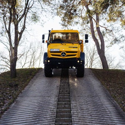 Ανεβαίνει άνετα με την… όπισθεν (video)