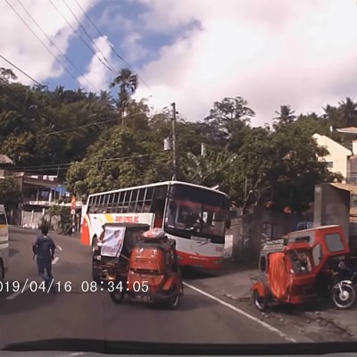 Λεωφορείο εκτός ελέγχου σκορπά τον τρόμο στις Φιλιππίνες (video)
