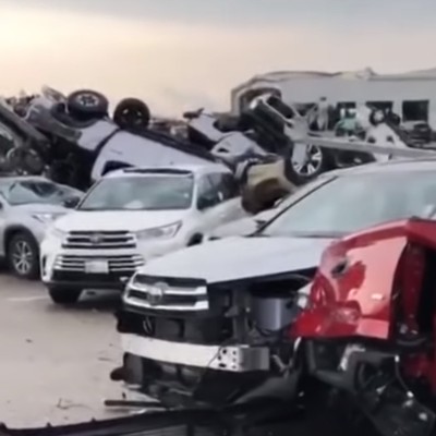 Τυφώνας στις ΗΠΑ ισοπέδωσε 500 Toyota και Chevrolet (video)