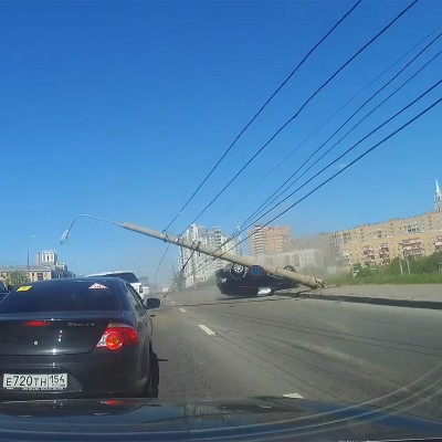 Όταν ένα SUV “τζαρτζάρει” ένα άλλο την... πληρώνει μια κολώνα (video)