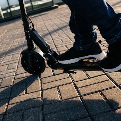 Αθήνα: Διακινούσαν ναρκωτικά με ηλεκτρικά πατίνια - Τους έπιασαν στα πράσα