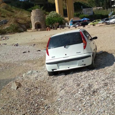 Οδηγός άφησε το αυτοκίνητό του στην παραλία για… ηλιοθεραπεία