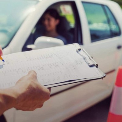 Υποψήφιος οδηγός “πάτησε” εξεταστή στην Εύβοια!