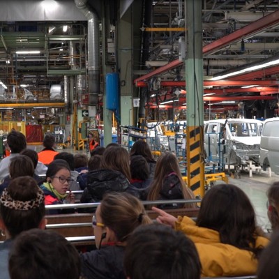 Μαθητές σχολείων στα άδυτα του εργοστασίου της Nissan στη Βαρκελώνη (vid)